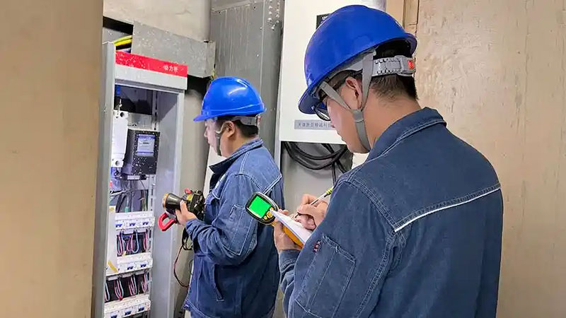 配电房现场：纸质抄表与人工巡检